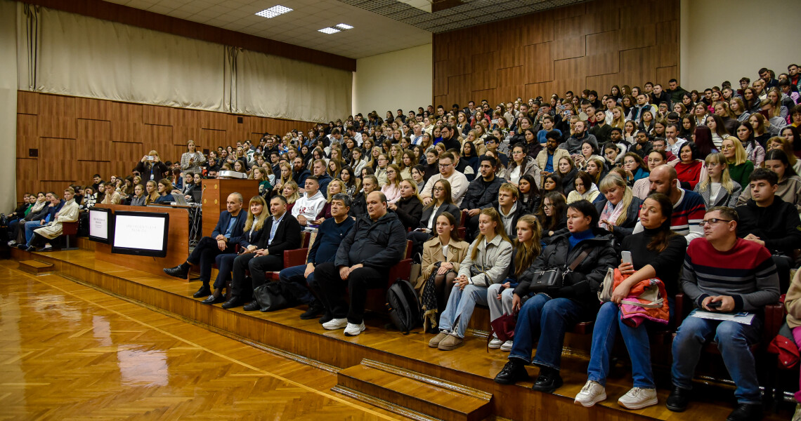 “The Hardest Thing in Medicine Is to Remain Human”: Lecture by British Neurosurgeon Henry Marsh at PSMU